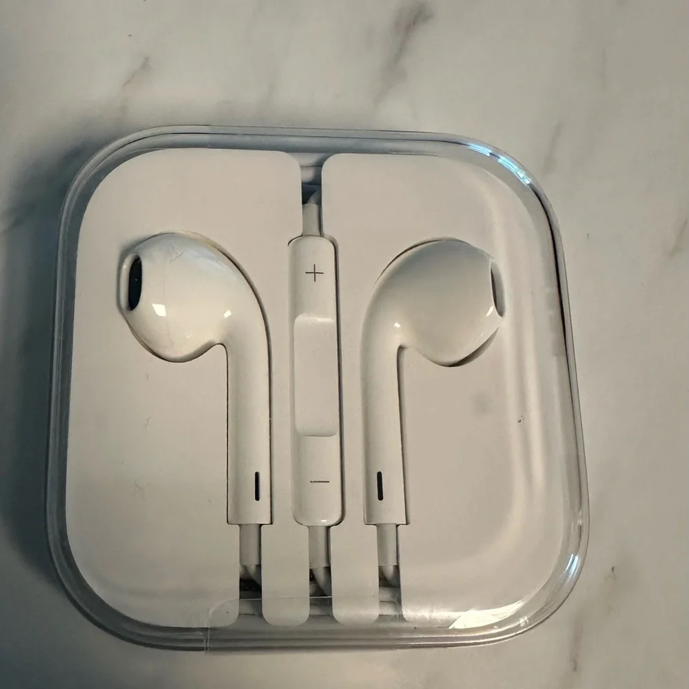 BRAND NEW APPLE Earbuds..